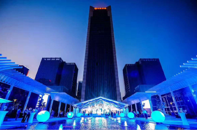 中国华融现代广场 镜面水